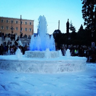 Άφρισε το συντριβάνι στην πλατεία Συντάγματος (video)