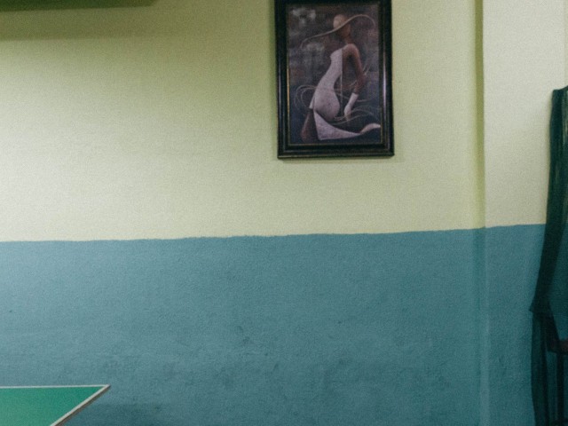 «Το βασίλειο των τάπερ», ένα διήγημα της Βάσιας Τζανακάρη από τη συλλογή «Η καρέκλα του κυρίου Έκτορα»