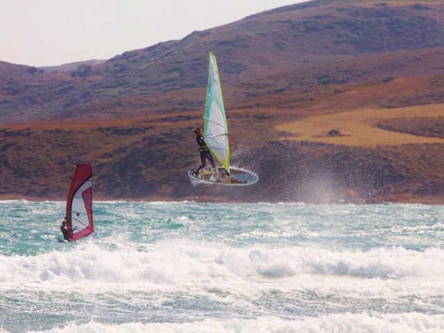 Στη Λήμνο κάνεις σερφ μαζί με ροζ φλαμίνγκο