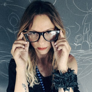 Αthina klo: Μια fashion designer πάνω σε μια αφαίρεση