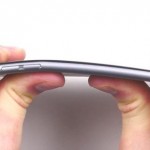 Η Apple κατηγορεί τους χρήστες για τα λυγισμένα iPhone