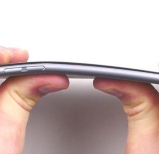 Η Apple κατηγορεί τους χρήστες για τα λυγισμένα iPhone