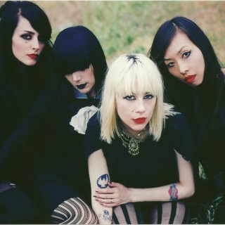 Οι Dum Dum Girls διασκευάζουν ασύστολα