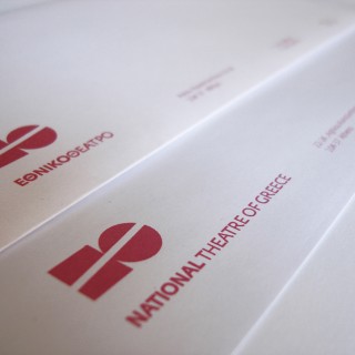 Τι απαντά το δημιουργικό γραφείο MNP στην απόφαση του Σωτήρη Χατζάκη να αλλάξει το λογότυπο του Εθνικού Θεάτρου