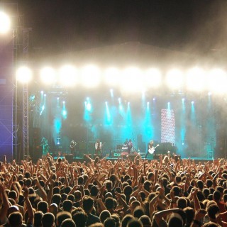 Πού περνάς 4 μέρες με techno σε κάστρο, Damon Albarn και πολλή φθηνή μπύρα;