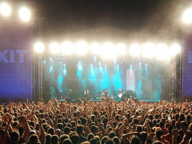 Πού περνάς 4 μέρες με techno σε κάστρο, Damon Albarn και πολλή φθηνή μπύρα;