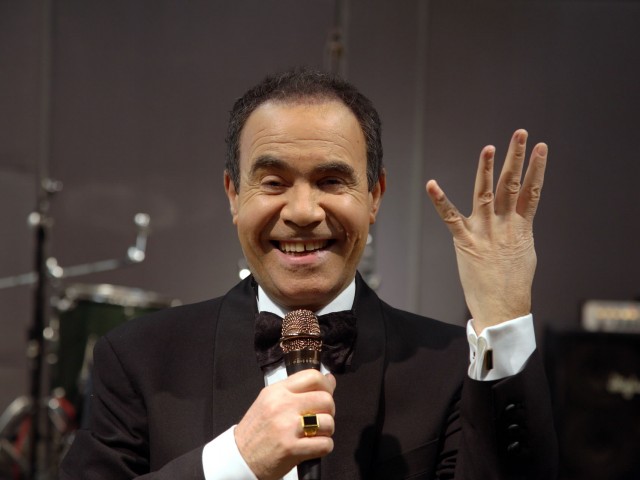 Ο ανακουφισμενος Τάσος Μπουγάς καλωσορίζει τον Αντώνη Παρασκευά και πάλι κοντά μας