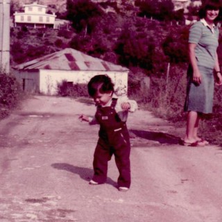 «…αγκαλιές με τους παππούδες και τσιμπήματα στα μάγουλα από δεκάδες θείες…»