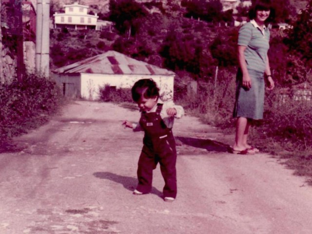 «…αγκαλιές με τους παππούδες και τσιμπήματα στα μάγουλα από δεκάδες θείες…»