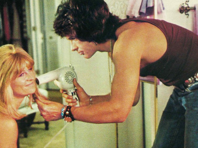 Infonympho#21: Η Dolly Parton αδιαφορούσε για τον Warren Beatty και κάποια άλλα κορίτσια παντρεύονται με αξύριστες μασχάλες