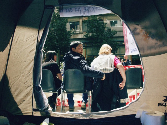 Σκηνή, πανό και σκούπα (στο Μνημόνιο)