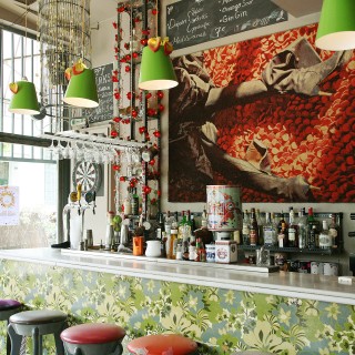 Κάθε μέρα είναι γιορτή, στων Πετραλώνων το Κλουβί