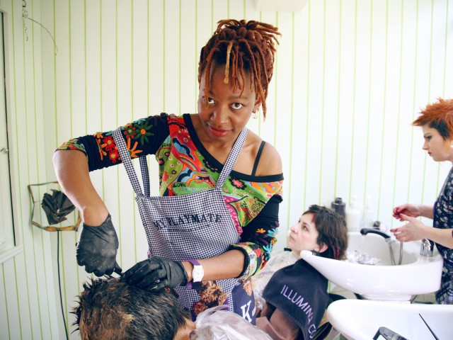 Το κομμωτήριο του Daniel στα Εξάρχεια είναι βγαλμένο από τα βάθη της Αφρικής