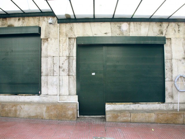 Τι κρύβεται πίσω από τα κατεβασμένα στόρια δίπλα στα λιγοστά ανθοπωλεία της Βουλής;