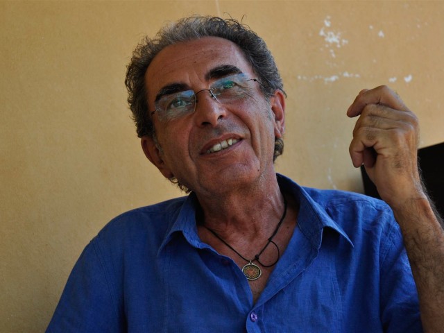 Ο Μάριο Ζόμερ χτίζει σπίτια στην Κρήτη με λάσπη και μουχλιασμένο κασέρι