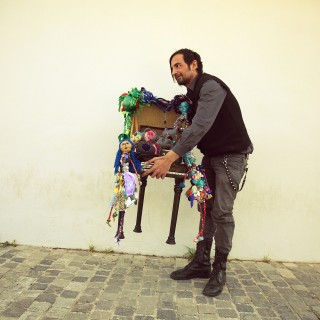 Ο Μανώλης φτιάχνει κούκλες από κουρέλια που συμβολίζουν την χαμένη μας παιδικότητα