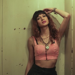 Η Αμερικανίδα performer Nomi Ruiz διαβάζει παιδικά βιβλία στα ελληνικά