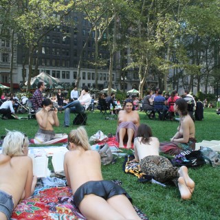 Η λέσχη των γυμνόστηθων αναγνωστριών μιλάει στην Popaganda