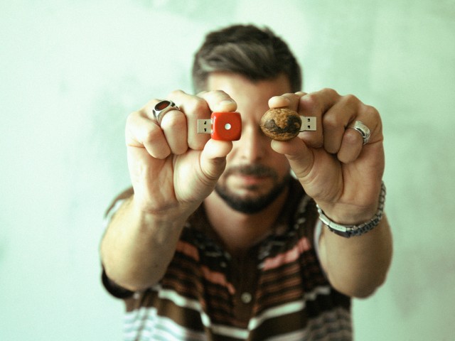 Βρήκαμε τον Έλληνα που πιάνει usb και τα κάνει έργα τέχνης