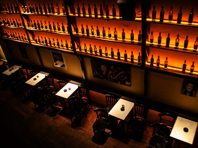 Αν βρεθείς στην Αίγινα, στα Περδικιώτικα θ’ αντικρύσεις το ωραιότερο μπαρ του Σαρωνικού