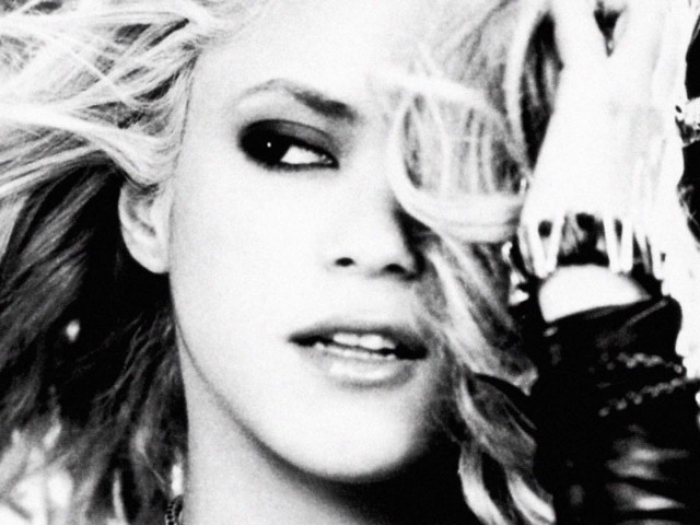 Ιnfonympho #16: Οι γοφοί της Σακίρα, η κοπέλα του Κλούνεϊ και οι σόμπερ Άγγλοι