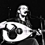 Ο Γιάννης Χαρούλης στο Θέατρο Βράχων