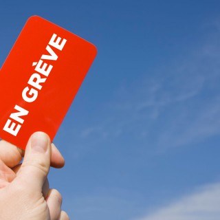 “Footballeurs… en grève!”*