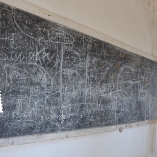 Η κατάσταση κει μέσα δεν ήτουν βολετή.  Εμένα μ’ έριξαν με τα χέρια δεμένα πίσω στην πλάτη.