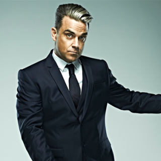 O Robbie Williams γυαλίζει τα παπούτσια του