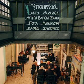 Πάμφθηνη βαλκανική κουζίνα σε μια υπόγεια στοά στην Ομόνοια