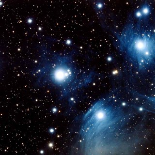 Το φεγγάρι κάνει βόλτα στης αγάπης μου την πόρτα /  Το φεγγάρι κάνει κύκλο στης αγάπης μου τον κήπο…