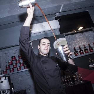 “Παλαιώνω κοκτέιλ μέσα σε ασκούς από κατσικίσιο δέρμα”