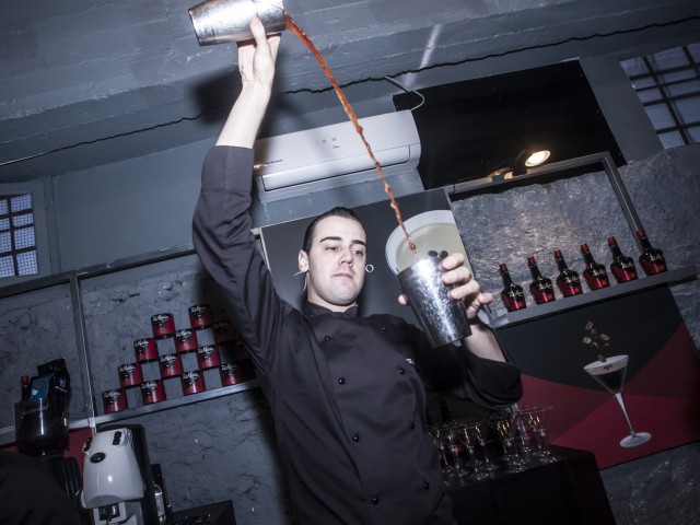 “Παλαιώνω κοκτέιλ μέσα σε ασκούς από κατσικίσιο δέρμα”