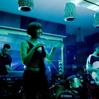 Η Μαρία Ναυπλιώτου ως ροκ τραγουδίστρια