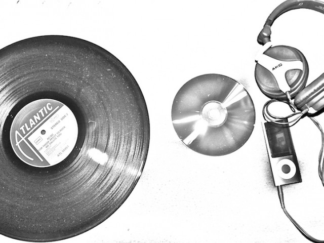 Αφού αγοράζετε βινύλια και κασέτες, γιατί δεν πηγαίνετε και στις δουλειές σας με άλογο;