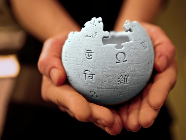 Στις 15 Ιανουαρίου του 2001 η Wikipedia βγαίνει στον αέρα