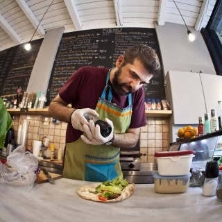 Το Ζάχαρη & Αλάτι σερβίρει φαλάφελ με θέα τους Στύλους του Ολυμπίου Διός