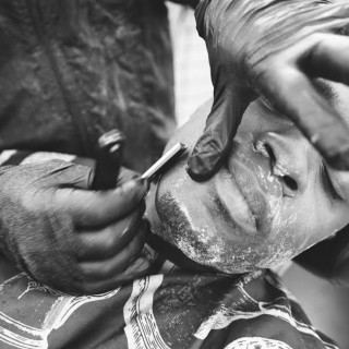 Ένας μπαρμπέρης ξυρίζει στο Μπρούκλιν