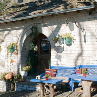 Μια ιστορική στέρνα στα Ζαγοροχώρια που έγινε καφενείο