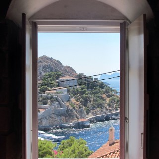 Τρούμπα – Ύδρα μ’ ένα χαμένο δελφίνι