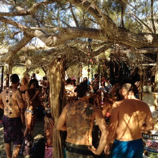 Η ζωή κυλά όμορφα στο Rohari Beach Bar