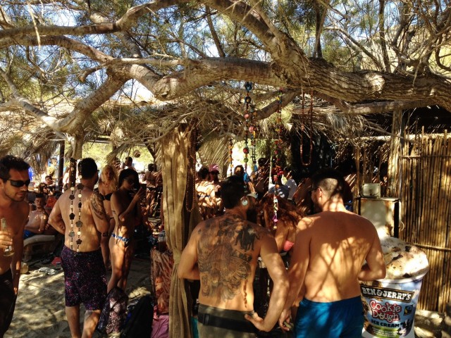 Η ζωή κυλά όμορφα στο Rohari Beach Bar